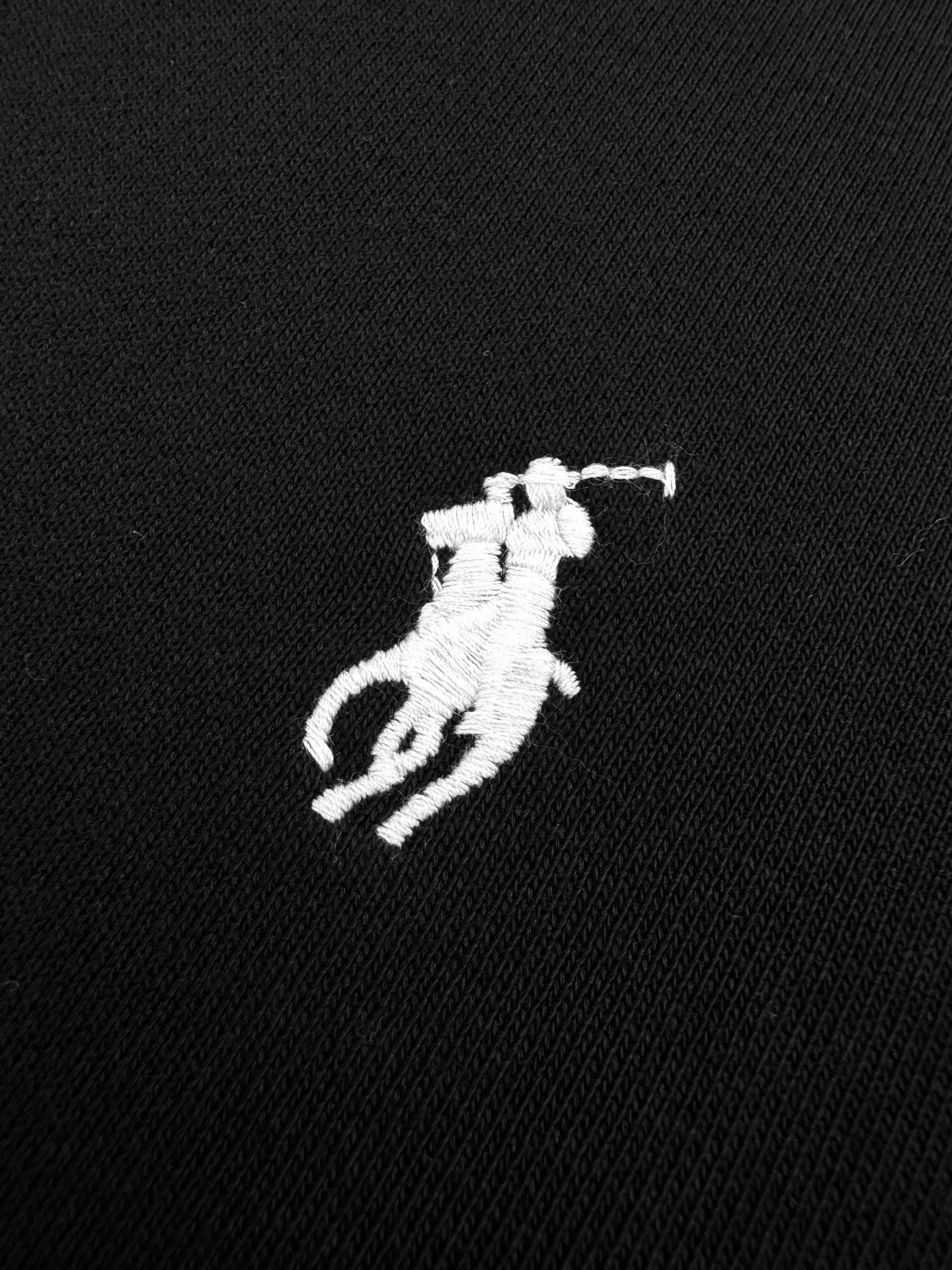 P280 Ralph Lauren logo embroidered sweatshirt. Customized cloud-like honey cotton fleece sweatshirt material. It feels delicate and comfortable against the skin. It uses deep black as the main color and is embellished with exquisite white pony logo. It is highly recognizable. It has a breath of freedom and vitality. A symphony of pure and smart colors. It outlines a high-end silhouette with extreme simplicity. It becomes the smart focus of the vision and shows the taste in silence. Process 1: Using imported machine embroidery process Use advanced computer control systems and precision mechanical components to achieve the iconic pony embroidery operation with high precision and smooth and delicate lines. Process 2: Use the Hasuo process and sew with a specific machine. The Hasuo fastness is high and adds visual effects. It is time-consuming and labor-intensive. Process 3: The fabrics are washed and have a better hand feel. Not easy to deform. Not easy to shrink. Not easy to fade. Maintain long-term beauty. Accessories: Customized 1:1 Ralph Lauren trademark. Version: Fitted fit Size: S M L XL Style number: 25296